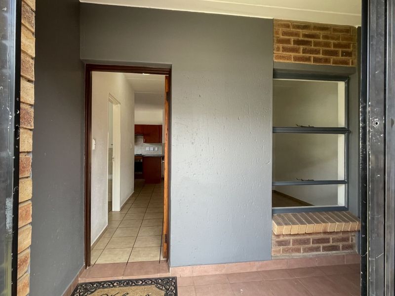 Townhouse For Sale in Bonaero Park - Photo 4