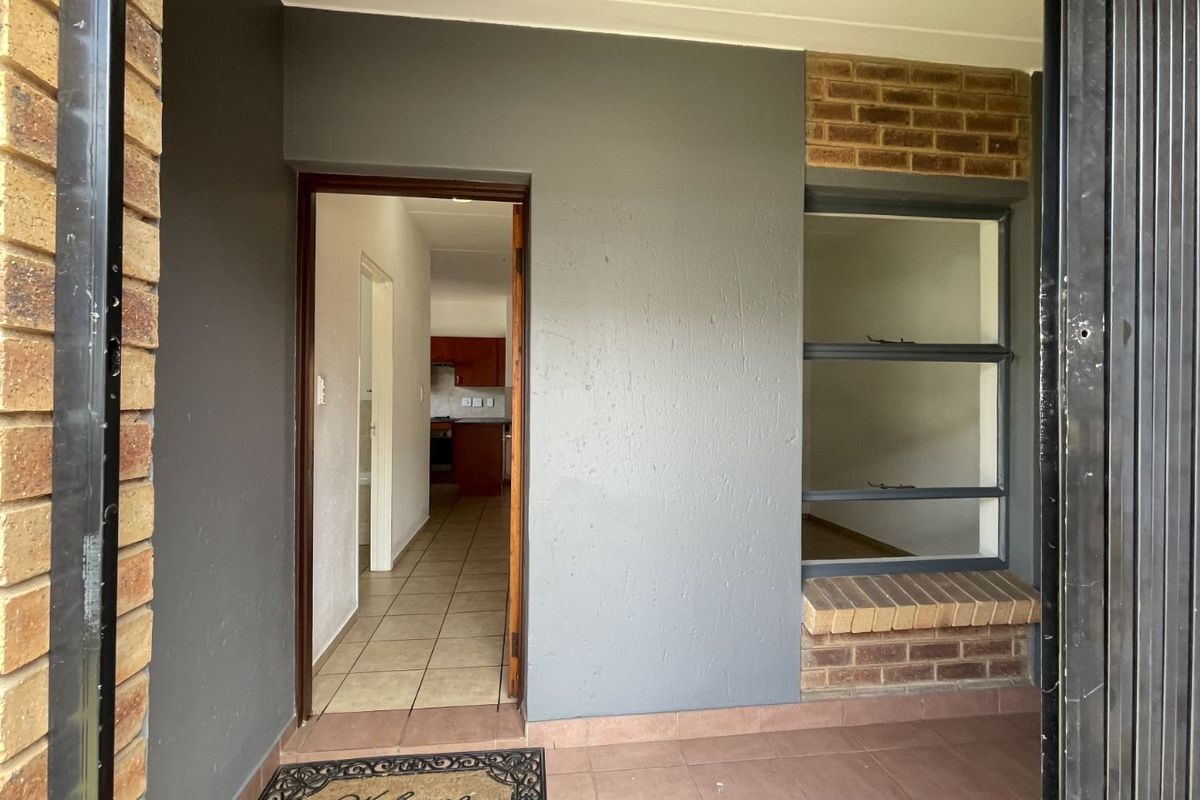 Townhouse For Sale in Bonaero Park - Photo 4