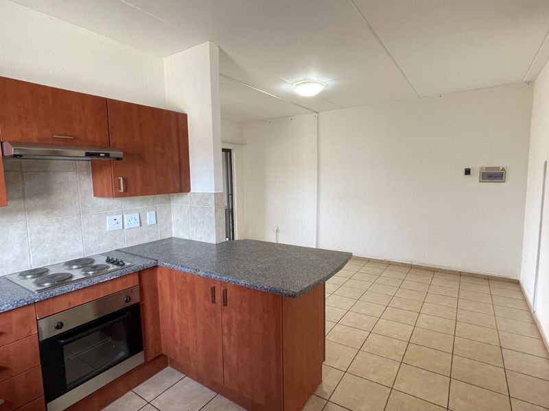 Townhouse For Sale in Bonaero Park - Photo 7