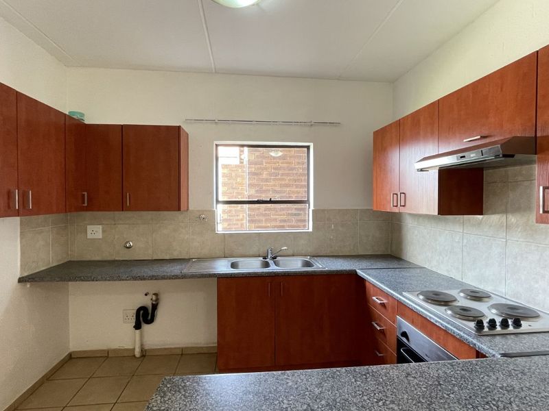 Townhouse For Sale in Bonaero Park - Photo 6