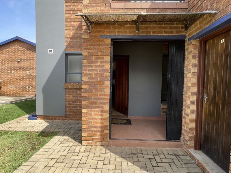 Townhouse For Sale in Bonaero Park - Photo 3