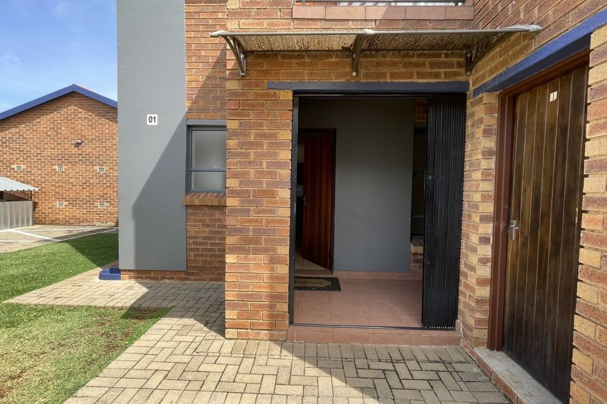 Townhouse For Sale in Bonaero Park - Photo 3