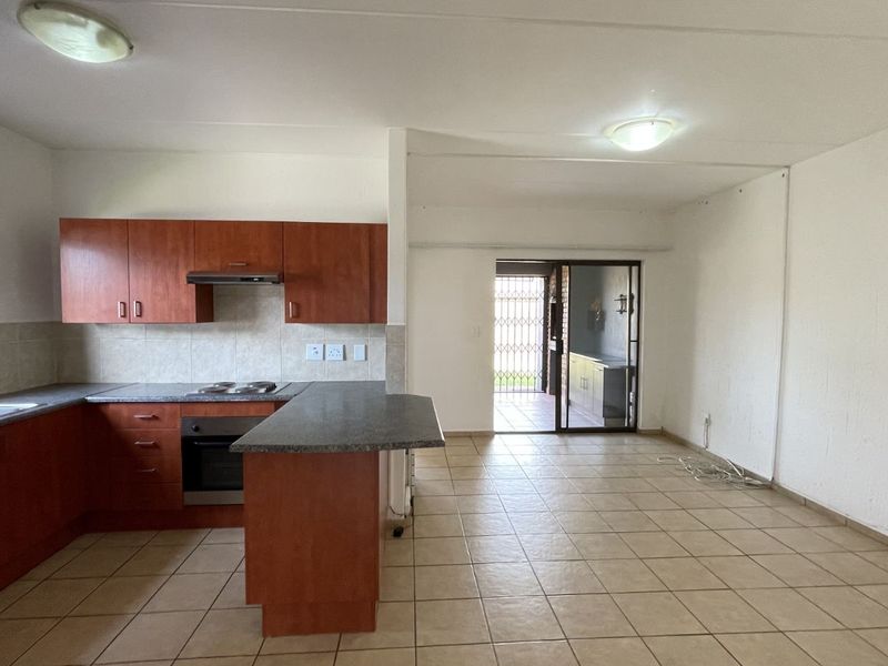 Townhouse For Sale in Bonaero Park - Photo 5