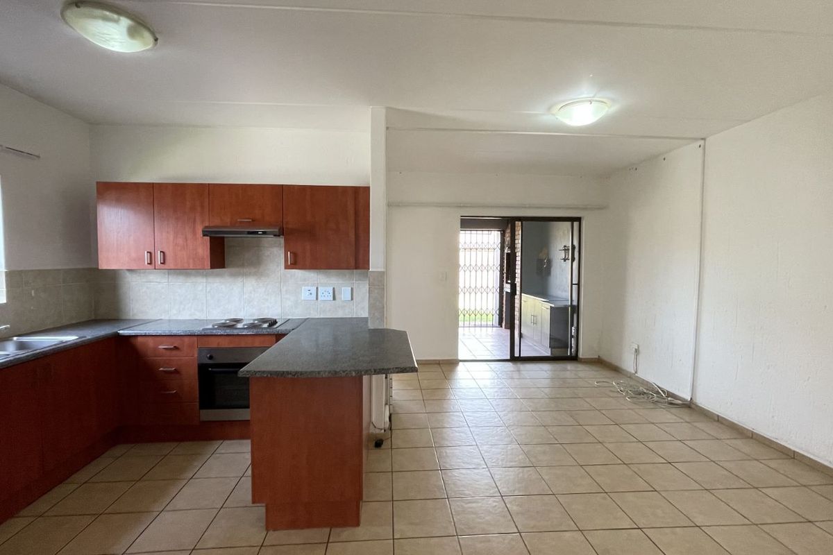 Townhouse For Sale in Bonaero Park - Photo 5