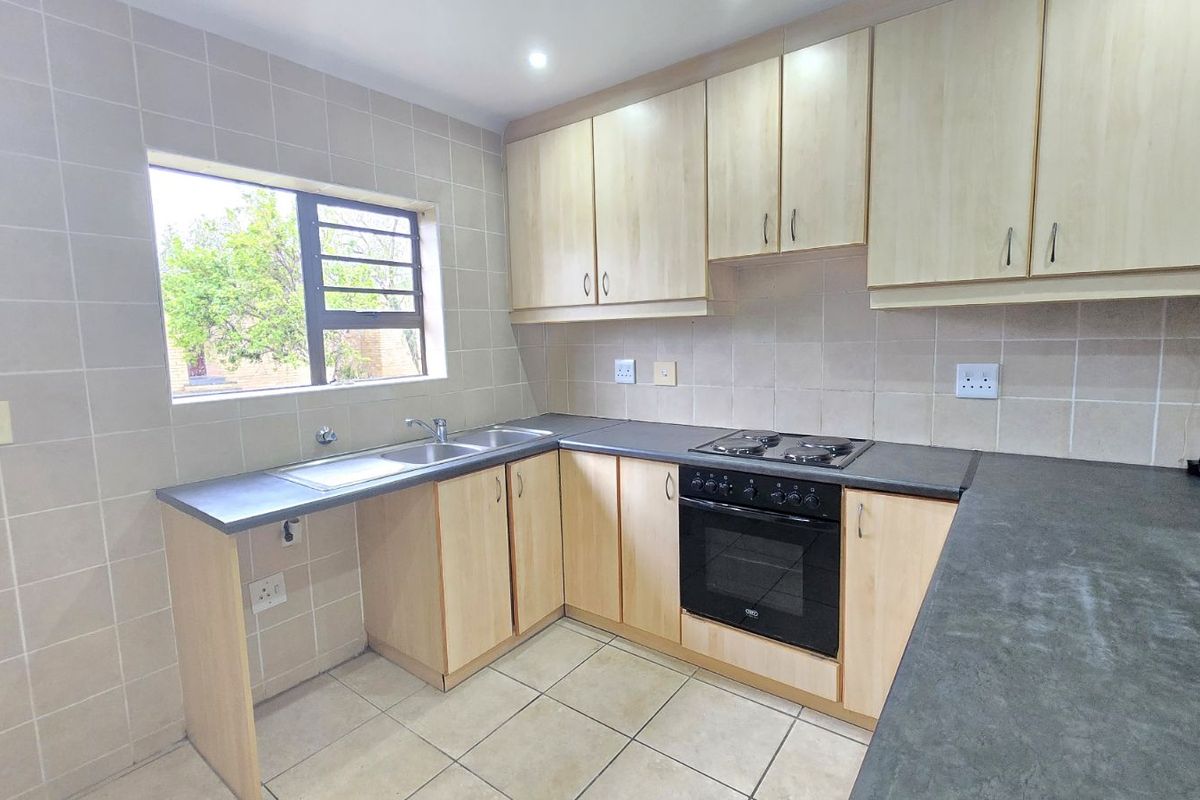 Townhouse For Sale in Fairview Golf Estate - Photo 5