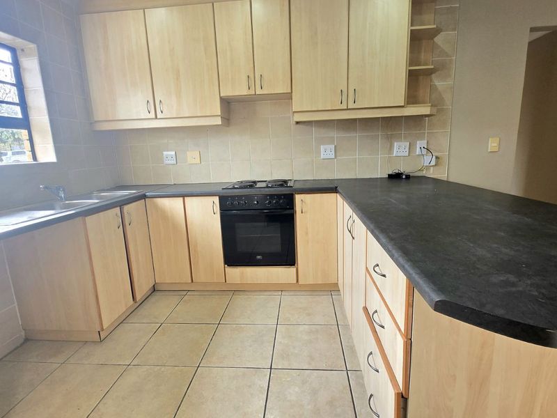 Townhouse For Sale in Fairview Golf Estate - Photo 7