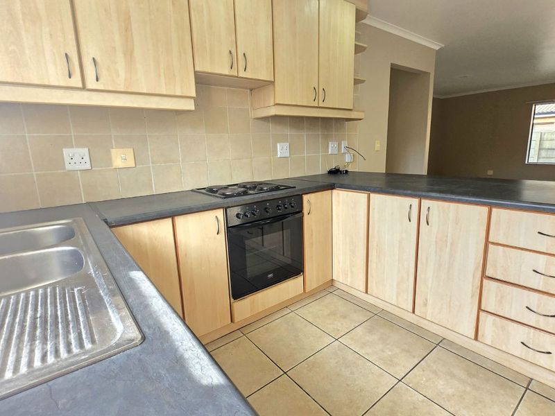 Townhouse For Sale in Fairview Golf Estate - Photo 6