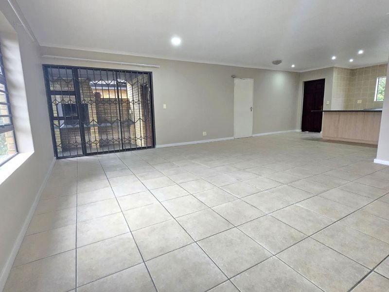 Townhouse For Sale in Fairview Golf Estate - Photo 2