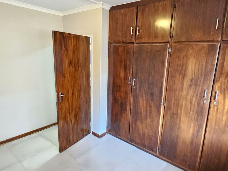 Townhouse For Sale in South Ridge - Photo 10