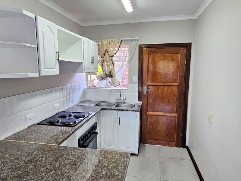 Townhouse For Sale in South Ridge - Photo 6