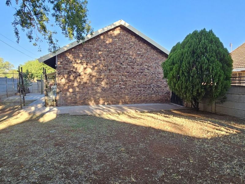 Townhouse For Sale in South Ridge - Photo 3