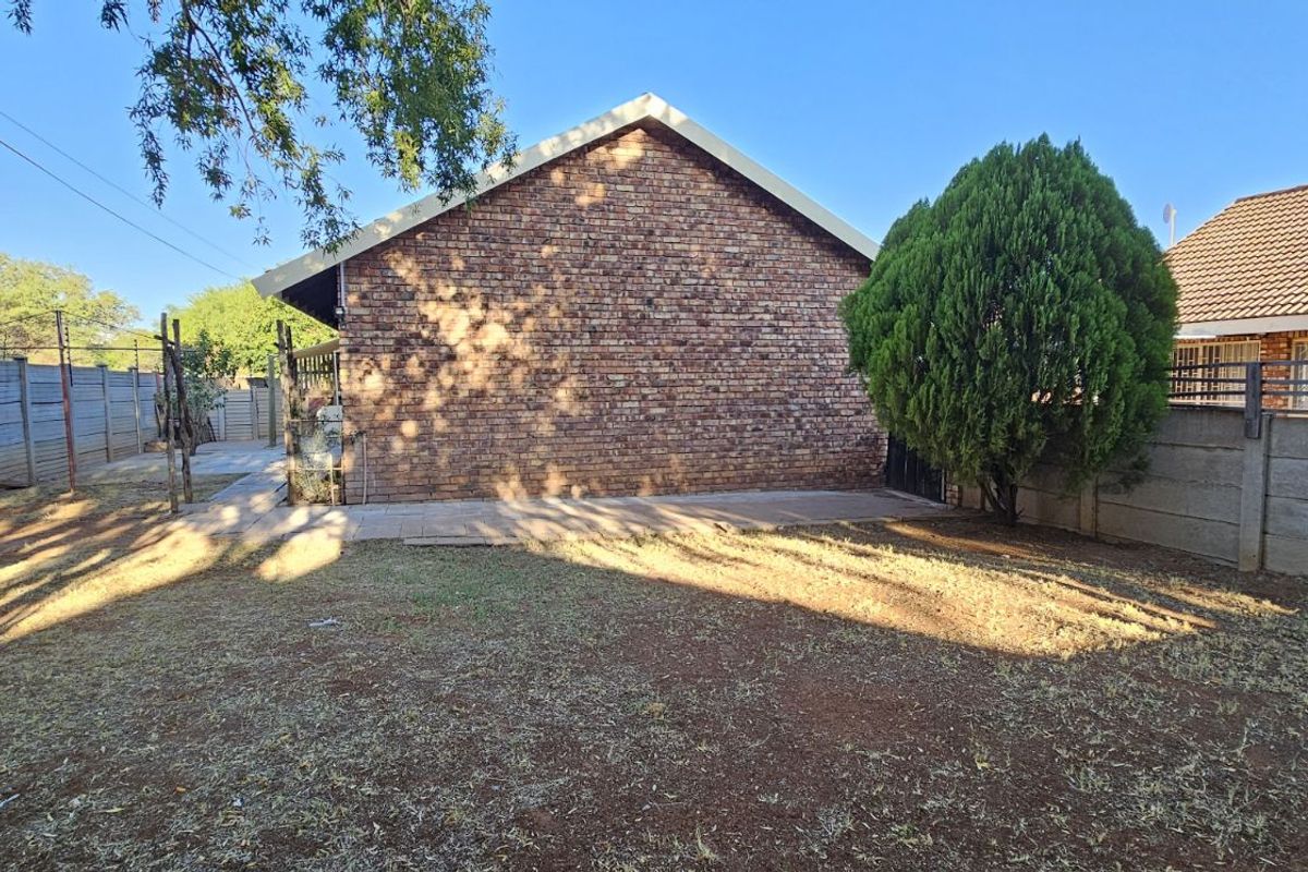 Townhouse For Sale in South Ridge - Photo 3