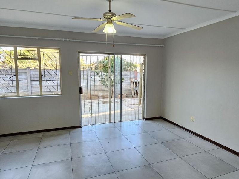 Townhouse For Sale in South Ridge - Photo 4