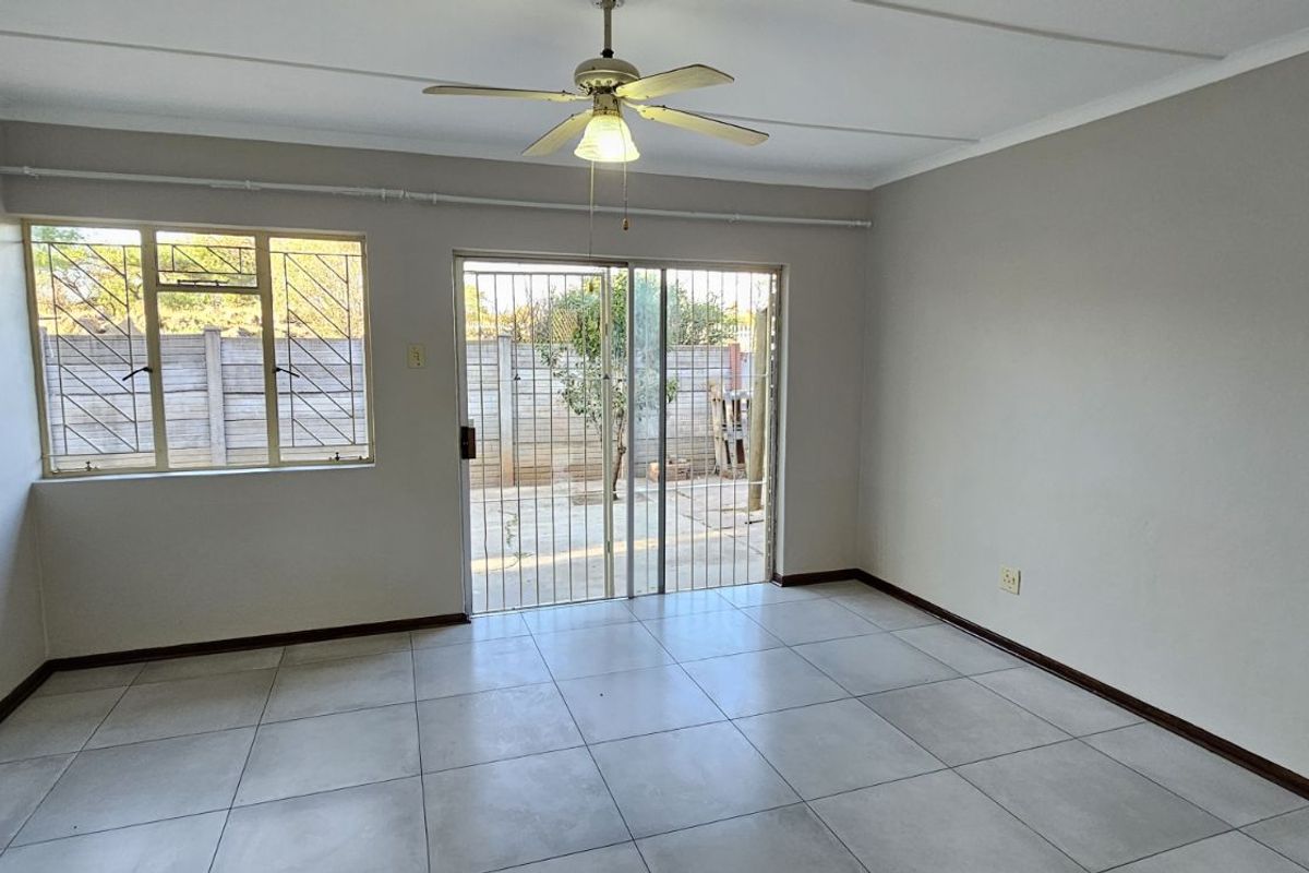 Townhouse For Sale in South Ridge - Photo 4