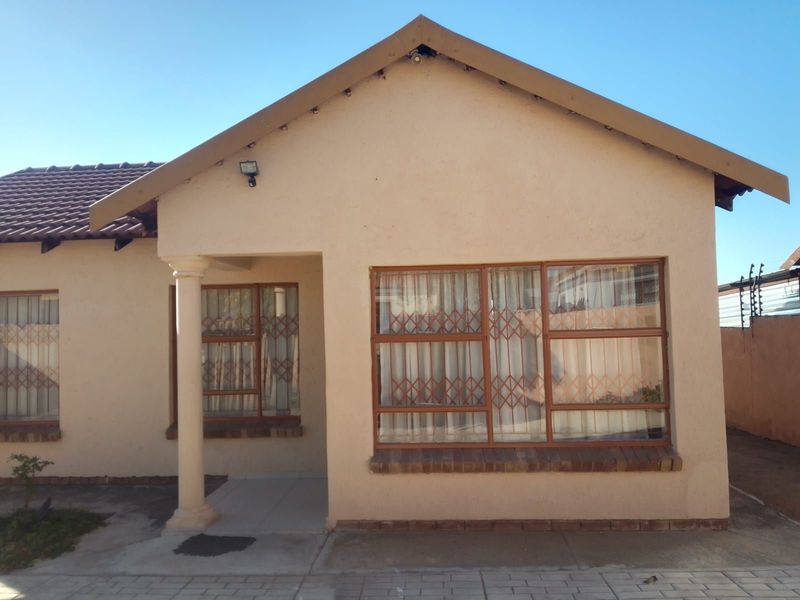 House For Sale in Mahlasedi Park - Photo 2