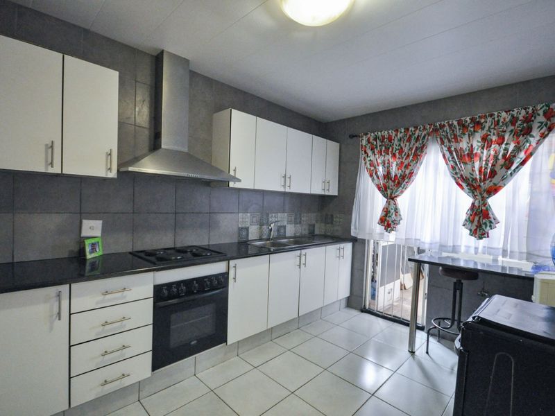 Townhouse For Sale in Constantia Park - Photo 10