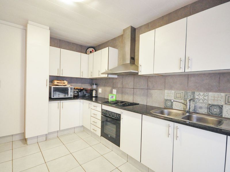 Townhouse For Sale in Constantia Park - Photo 9