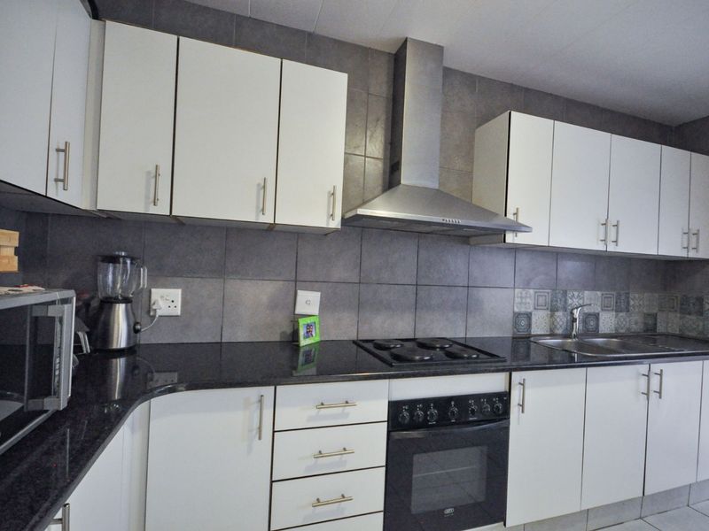 Townhouse For Sale in Constantia Park - Photo 8