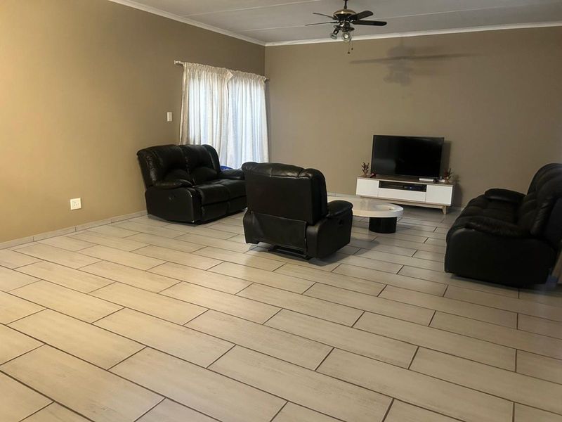 Townhouse For Sale in Bendor - Photo 2