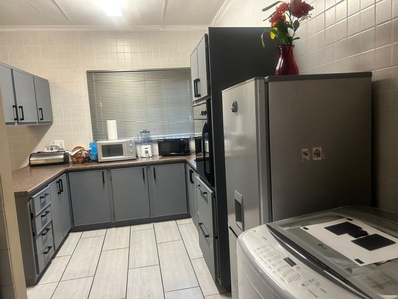 Townhouse For Sale in Bendor - Photo 4