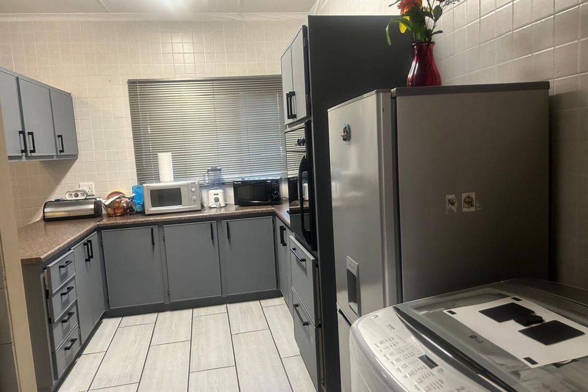 Townhouse For Sale in Bendor - Photo 4