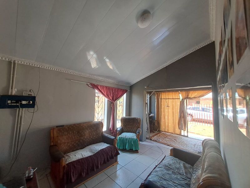 House For Sale in Roodepan - Photo 2