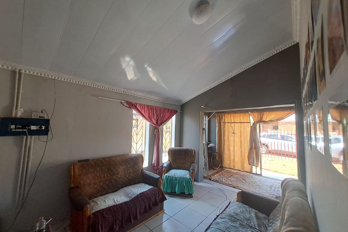 House For Sale in Roodepan - Photo 2