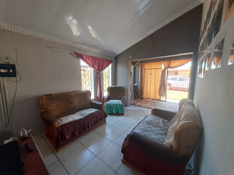 House For Sale in Roodepan - Photo 3