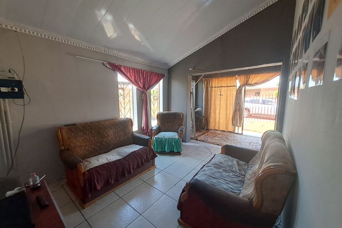 House For Sale in Roodepan - Photo 3