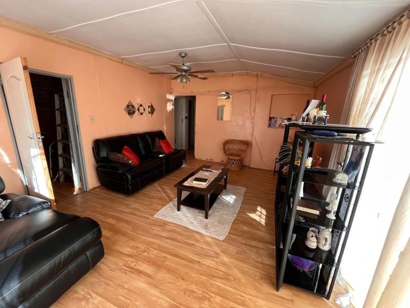 House For Sale in Roodepan - Photo 2