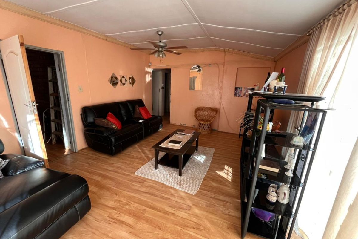 House For Sale in Roodepan - Photo 2