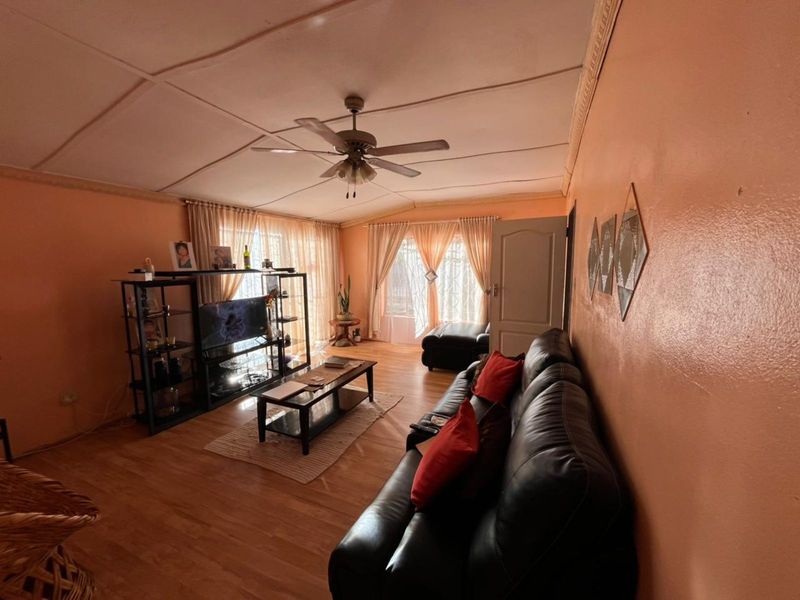 House For Sale in Roodepan - Photo 3