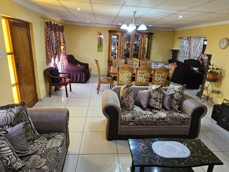 House For Sale in Roodepan - Photo 2