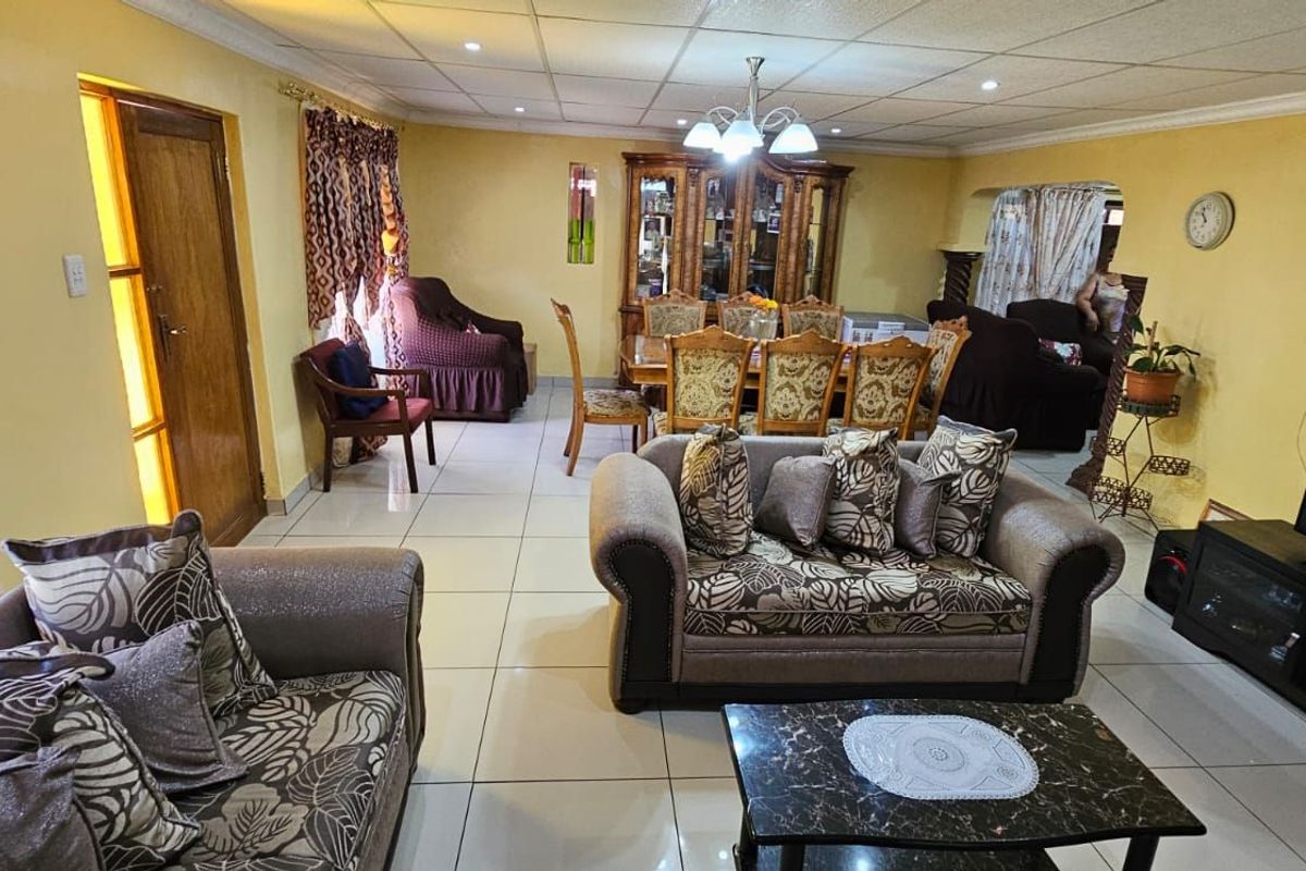 House For Sale in Roodepan - Photo 2