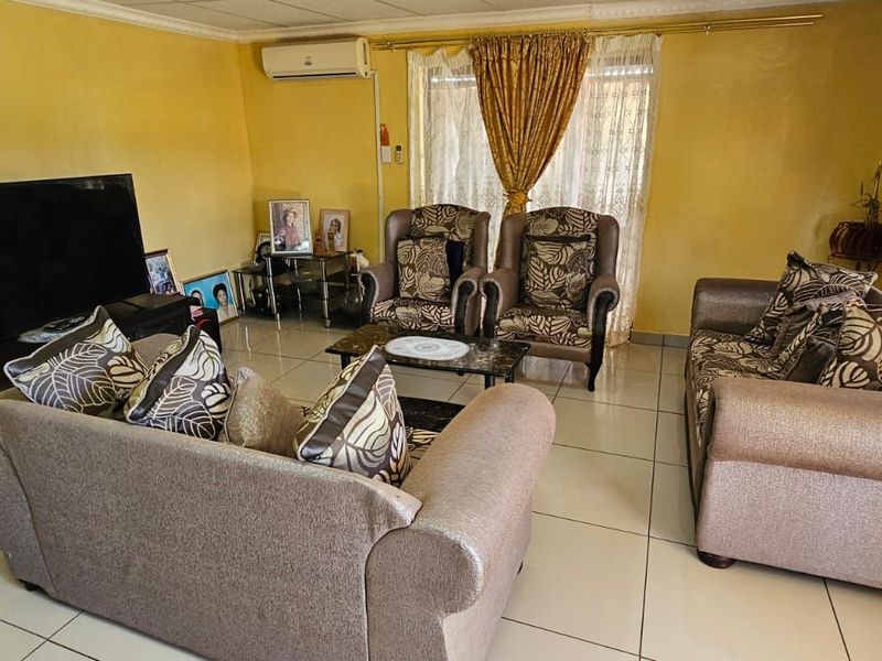 House For Sale in Roodepan - Photo 4