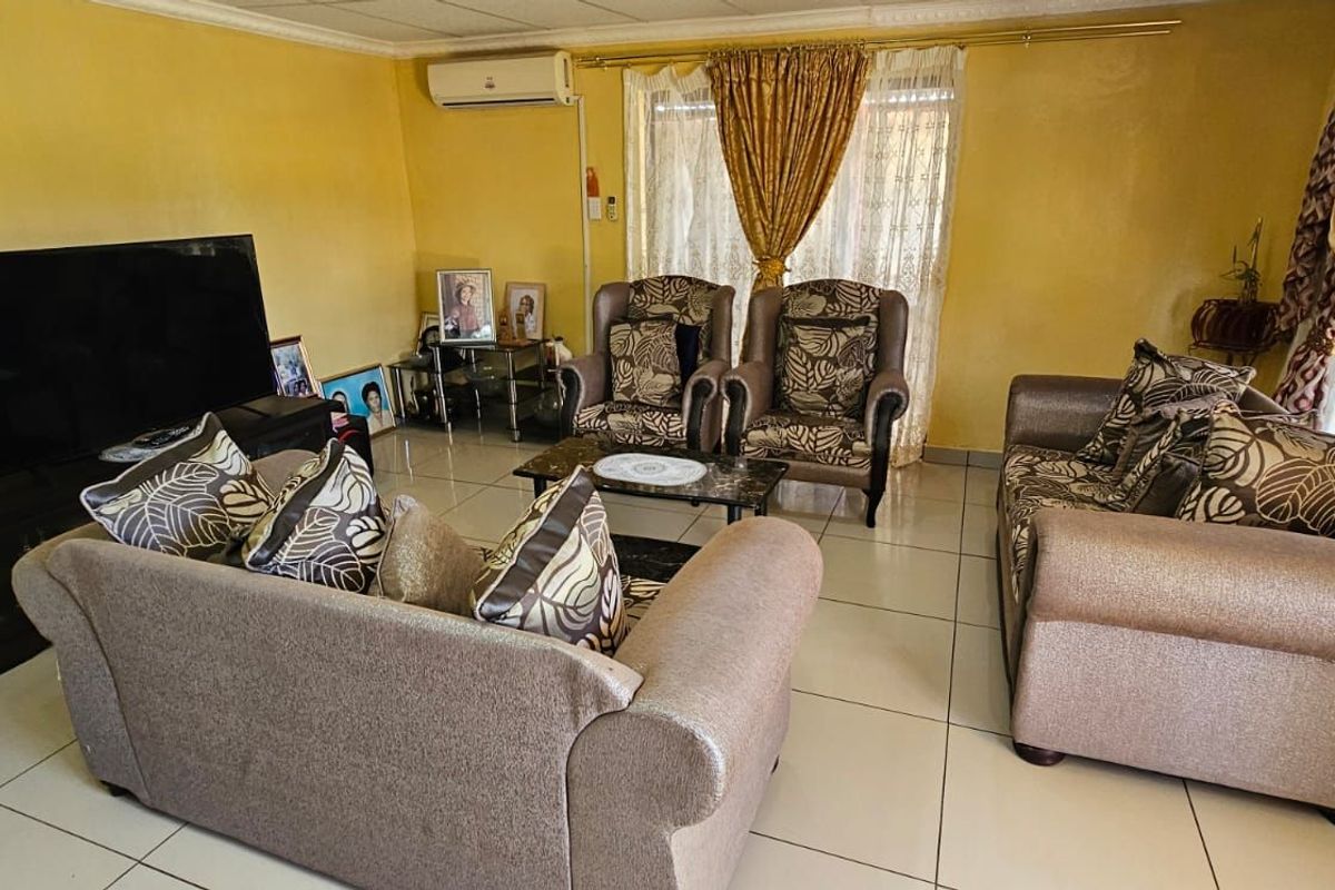 House For Sale in Roodepan - Photo 4
