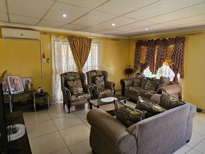 House For Sale in Roodepan - Photo 3