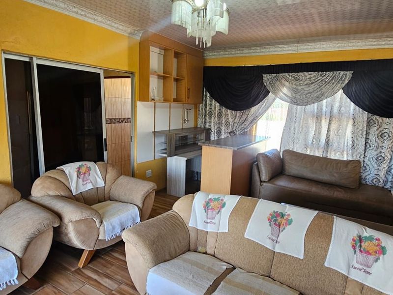 House For Sale in De Beers - Photo 2