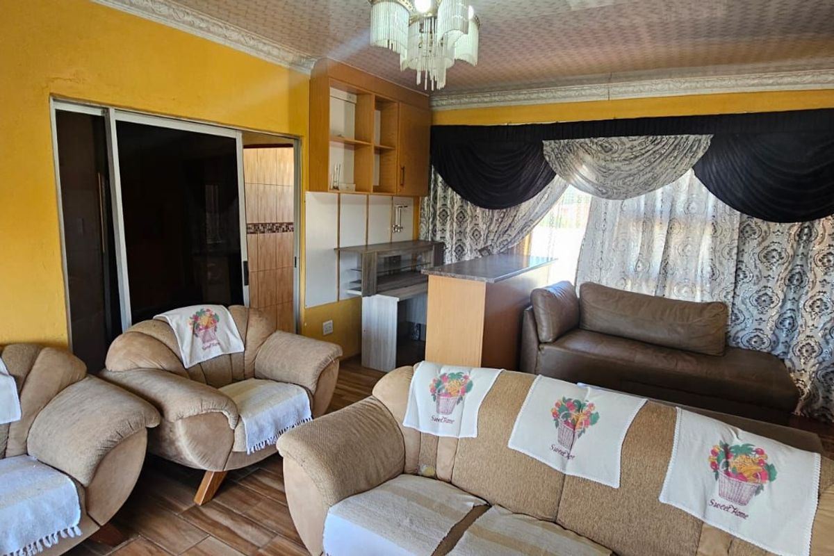 House For Sale in De Beers - Photo 2