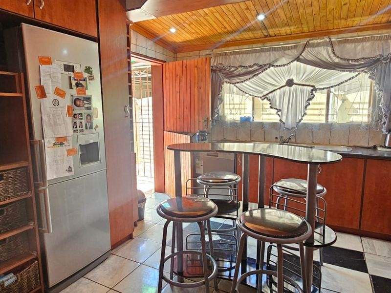 House For Sale in De Beers - Photo 5