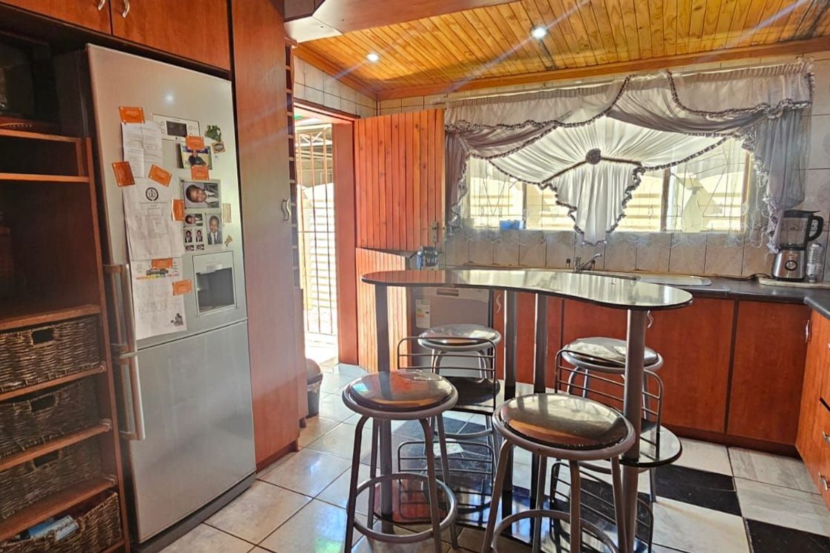 House For Sale in De Beers - Photo 5