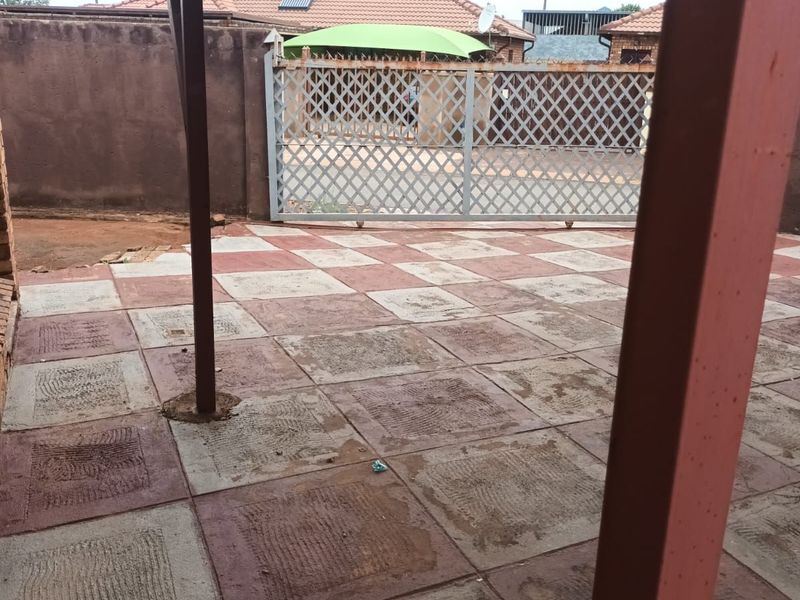 Townhouse For Sale in Soshanguve Ext - Photo 3