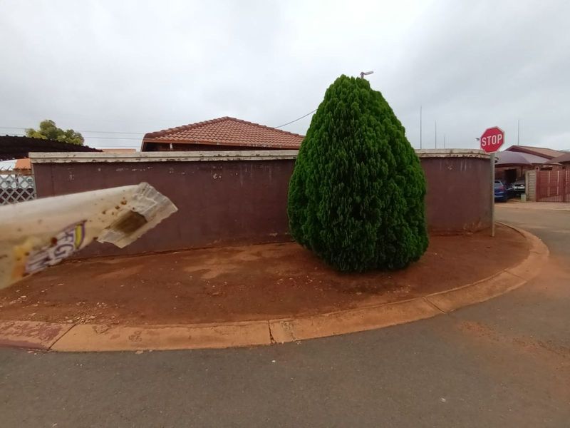 Townhouse For Sale in Soshanguve Ext - Photo 2