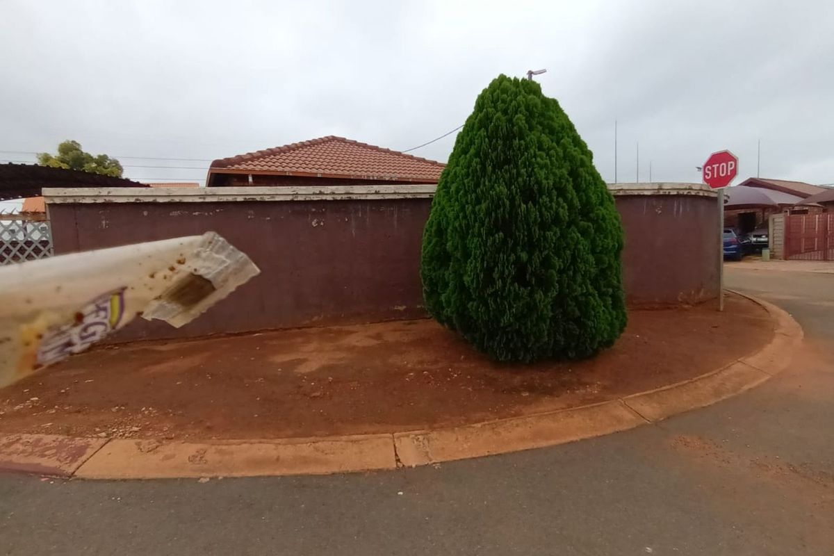 Townhouse For Sale in Soshanguve Ext - Photo 2