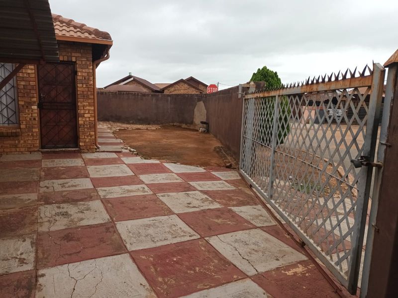 Townhouse For Sale in Soshanguve Ext - Photo 6