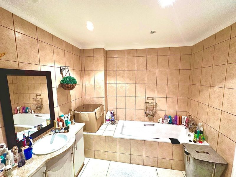 House For Sale in Pinnacle Point Golf Estate - Photo 10