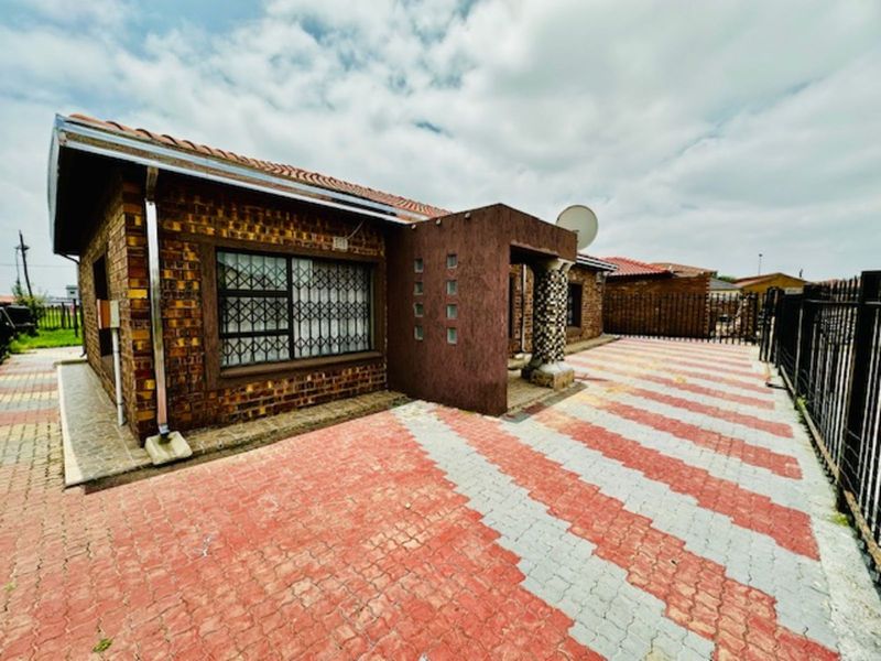 House For Sale in Embalenhle - Photo 2