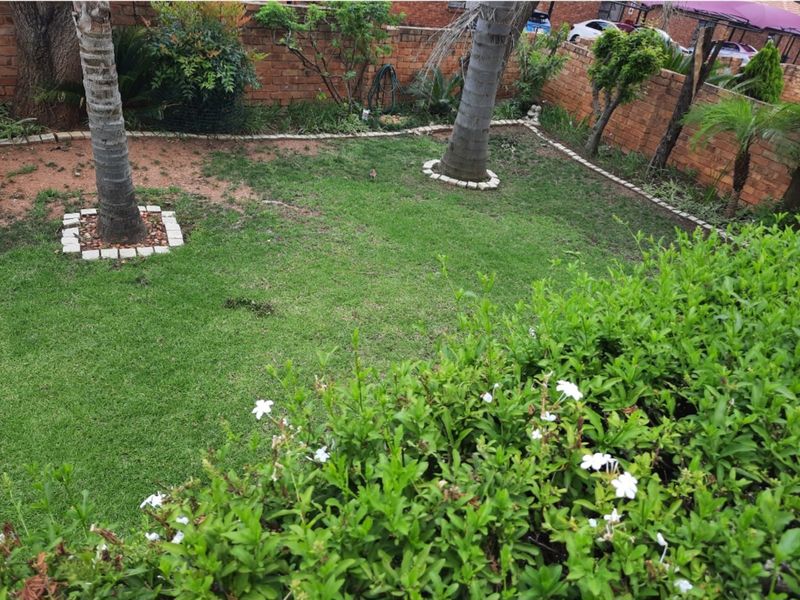 Townhouse For Sale in North Riding AH - Photo 2