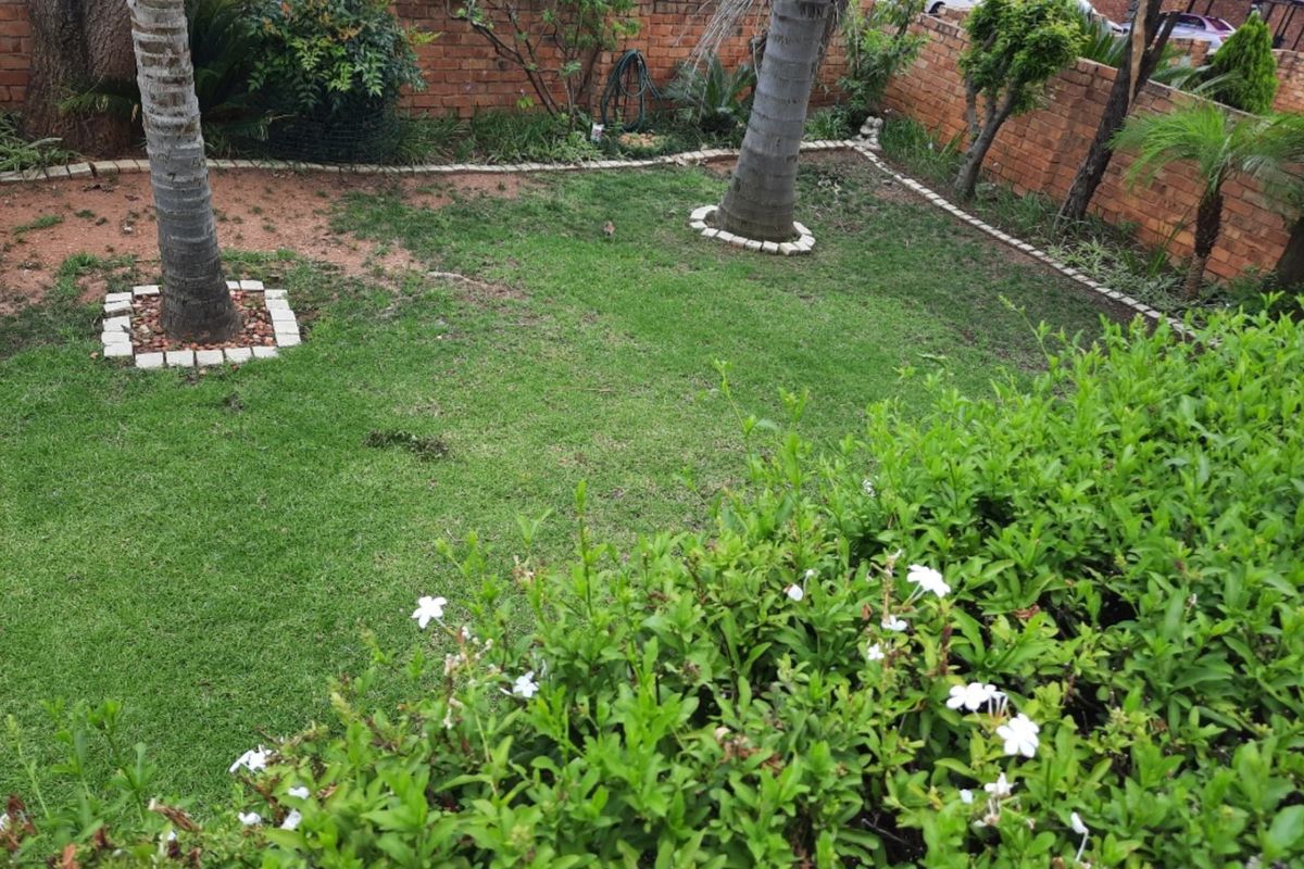 Townhouse For Sale in North Riding AH - Photo 2