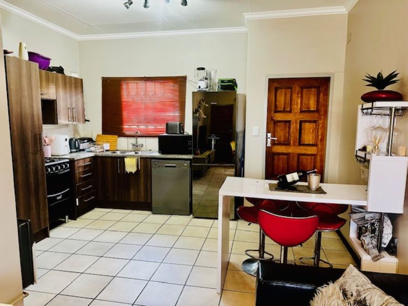 Townhouse For Sale in Terra Nova - Photo 5